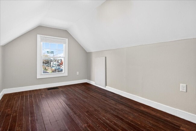 Building Photo - 4 Bedroom, 1.5 Bath house in Shelby Park, Fenced, Off-street Parking, Pets OKAY!
