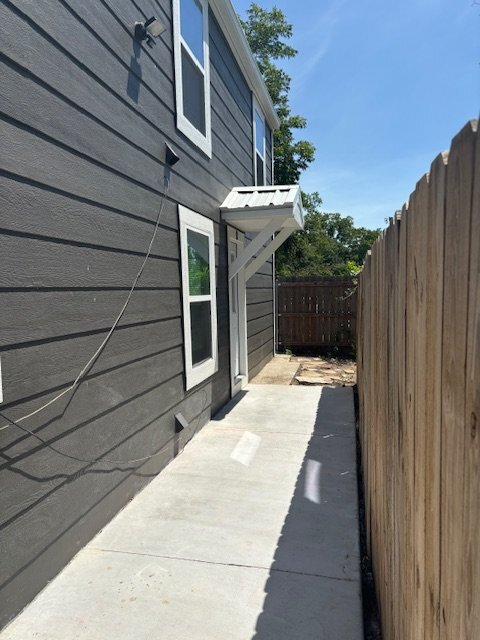 Building Photo - Spacious Upstairs 1-Bedroom Apartment in Downtown Stephenville