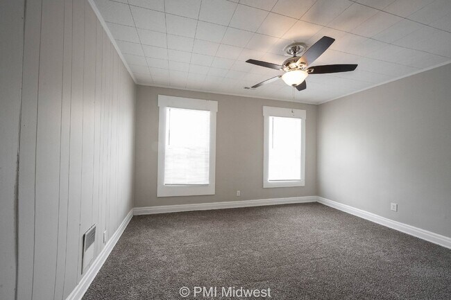 Building Photo - "Charming 3-Bedroom Duplex Haven on W 29th St – Spacious 1031 Sq Ft Gem in Indianapolis!"