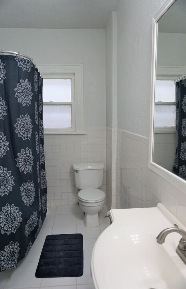 Building Photo - 2 BED 1 BATH DUPLEX MESTA PARK