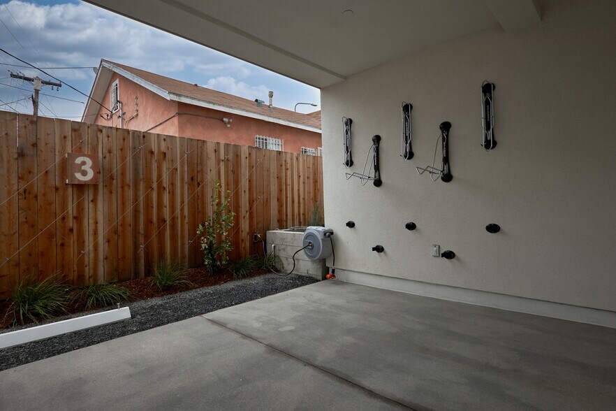 Building Photo - 2929 S La Brea Ave