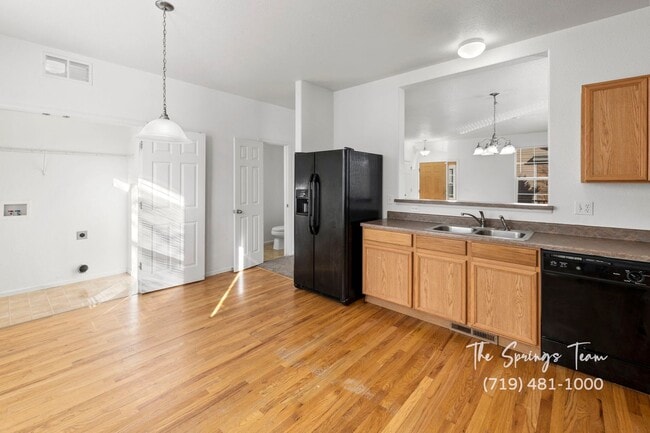 Building Photo - SPACIOUS 3BD/2.5BA TOWNHOME at THE BLUFFS AT SPRING CREEK with A/C **$500 move-in credit with a 1...