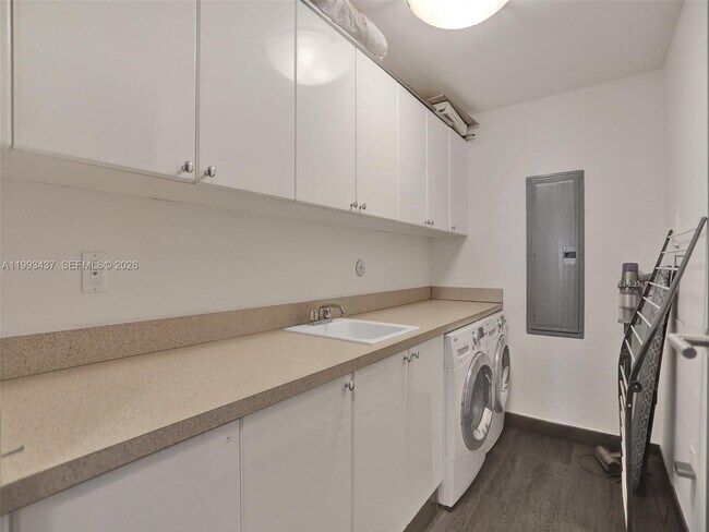 Building Photo - 17875 Collins Ave