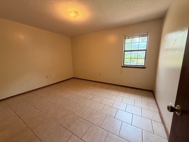 Building Photo - 1401 S Houston Ave