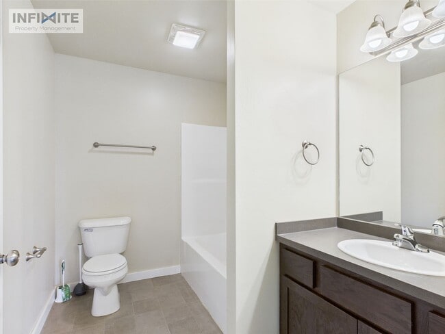 Building Photo - Cute As A Button 2 Bedroom Condo on Baxter Lane!