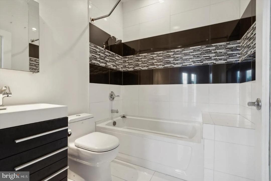 Full bathroom 2 - 808 N 4th St