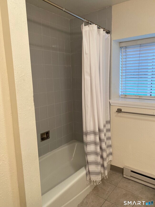 Building Photo - 925 Oronoke Rd