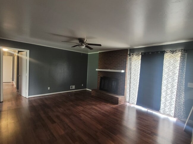 Building Photo - North Columbia