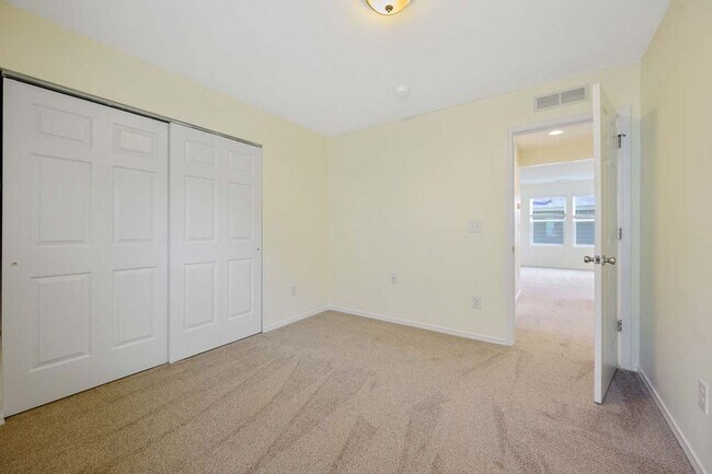 Building Photo - 3 Bedroom Open Concept with Enough Room fo...