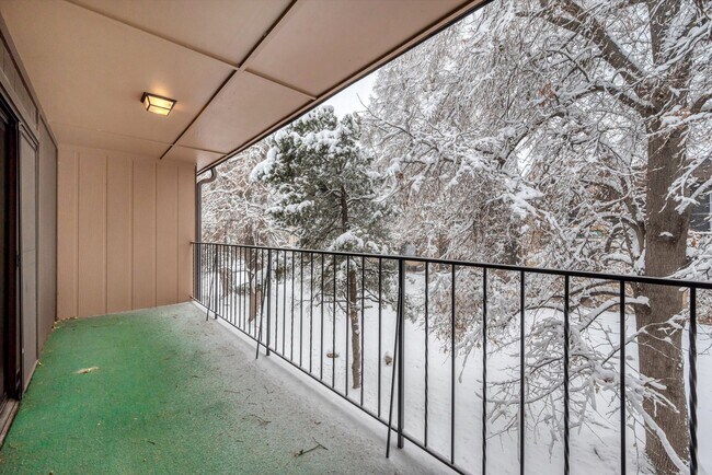 Building Photo - Bright & Spacious Townhome in Lakewood 2bd 2.5ba