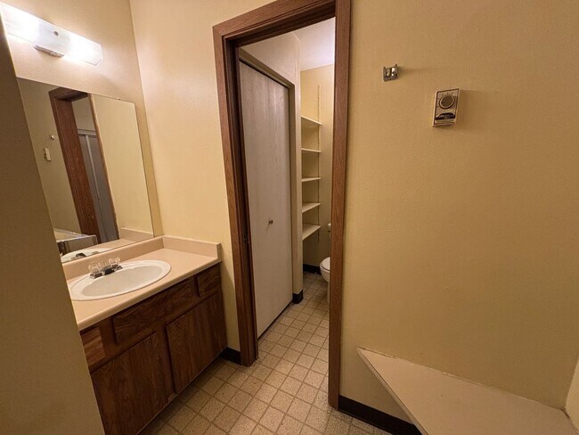 Building Photo - $200 Off First Month - Charming Ground-Level Apartment in the Heart of Fort Collins