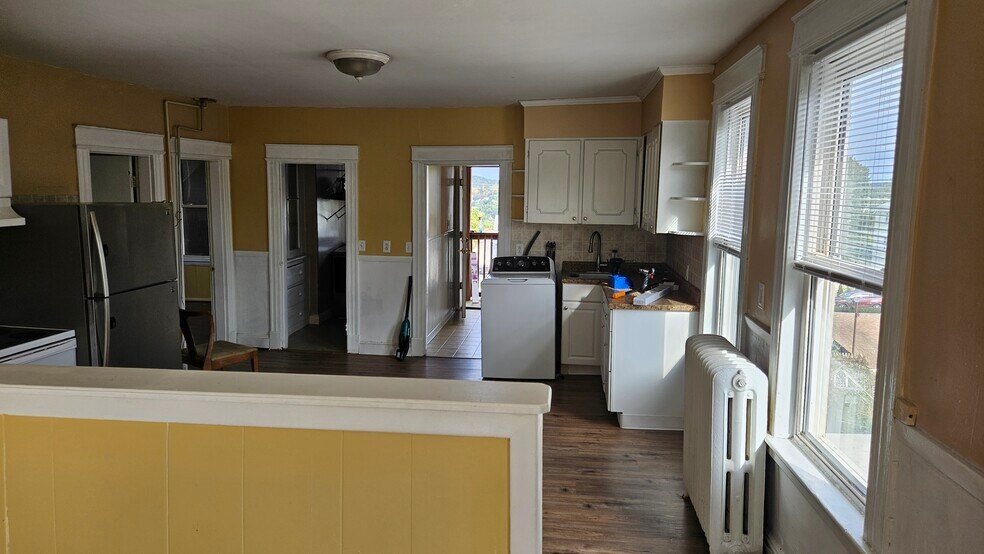 Kitchen with 1/2 wall divider - 51 Norman St