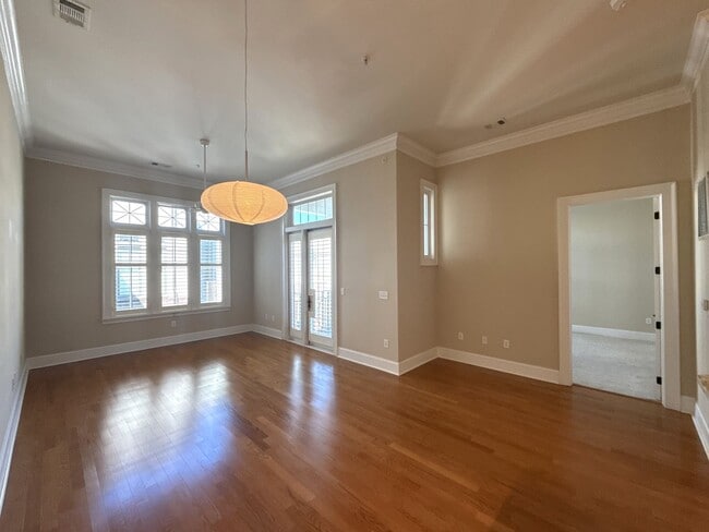 Building Photo - Lovely Condo in Tranquil Court