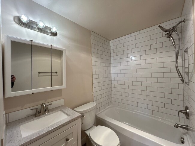 Building Photo - Redmodeled 2 Bedroom / 2 Bathroom home in ...