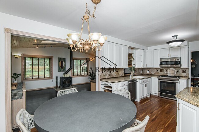 Building Photo - Your NW Sanctuary: 4-BR Single Family Home