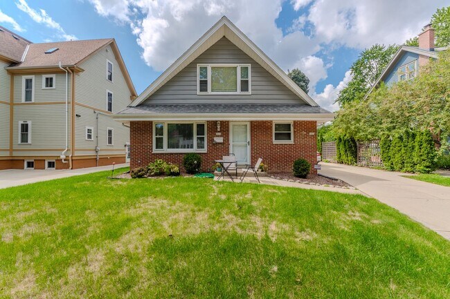 Building Photo - 1619 N 72nd St