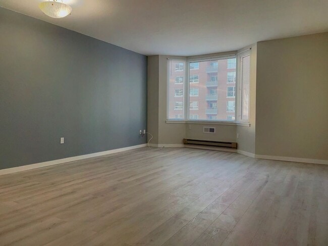 Building Photo - Newly Remodeled 1 Bed, 1 Bath Condo with O...