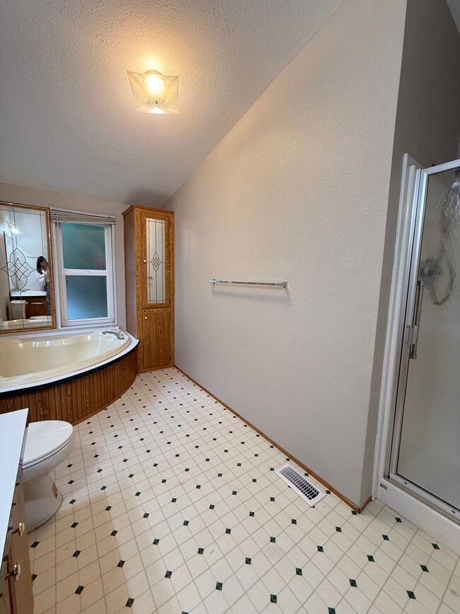 Building Photo - Beautifully Updated 3-Bed, 2-Bath Home wit...