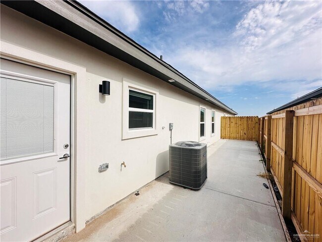 Building Photo - 1701 W Violet Dr