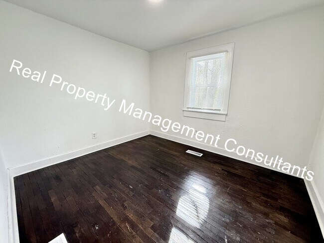 Building Photo - $500 off Frist Months Rent on Spacious 4 B...