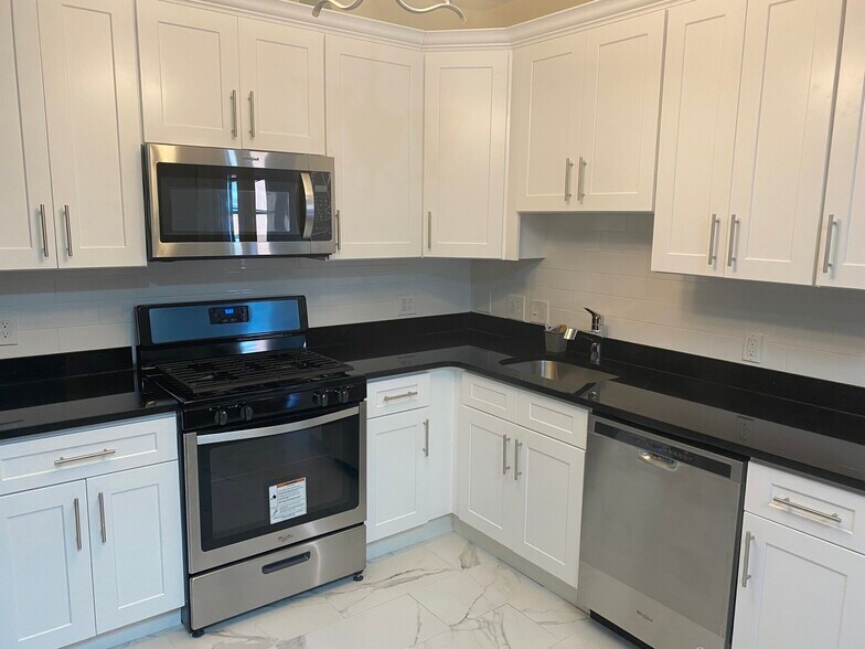 Building Photo - 606 Columbus Ave