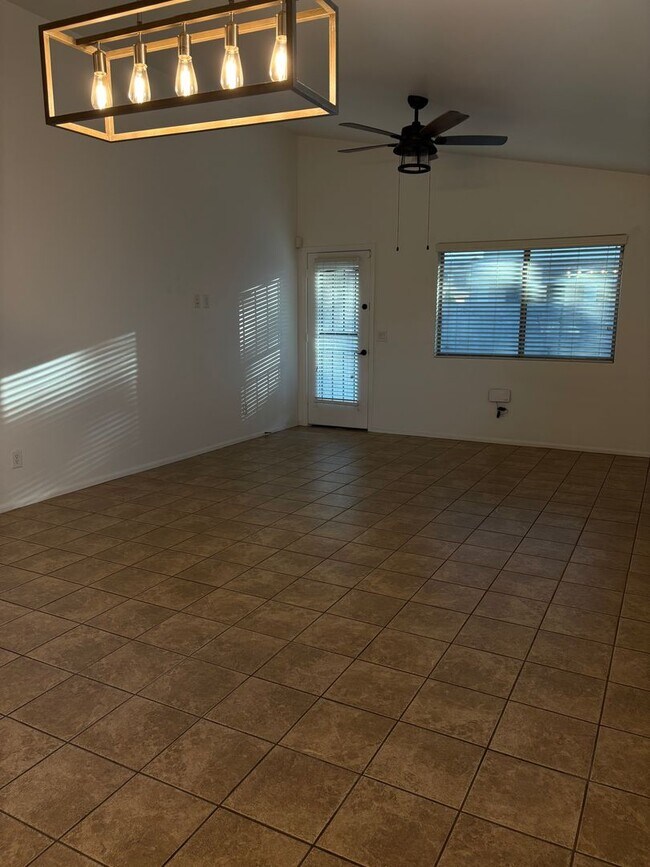 Building Photo - Beautiful 4-bed SFH in Tolleson