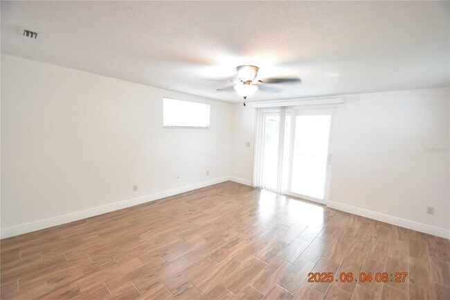 Building Photo - 417 Country Club Dr
