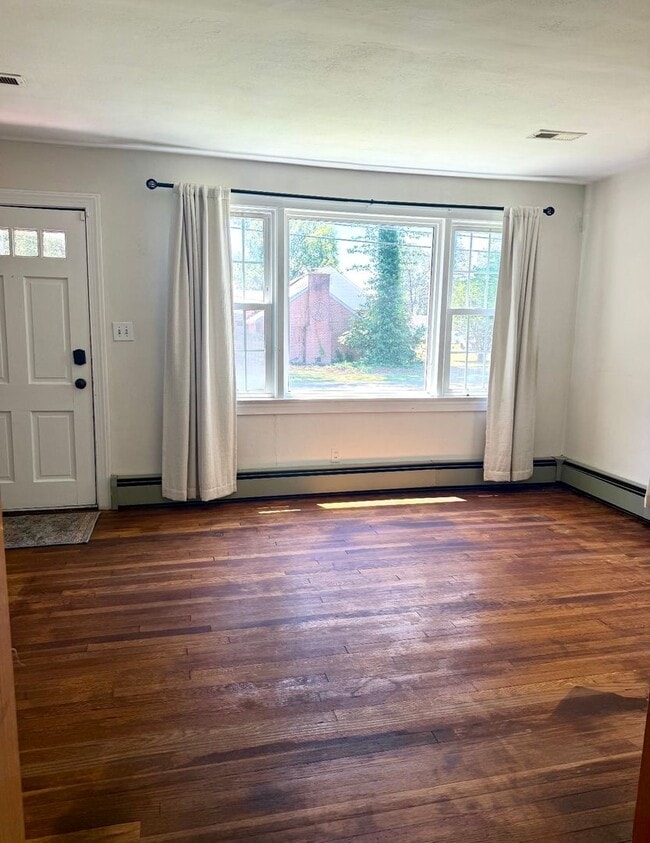 Building Photo - 5 Bed 2 Bath Home for Rent in Chesapeake!