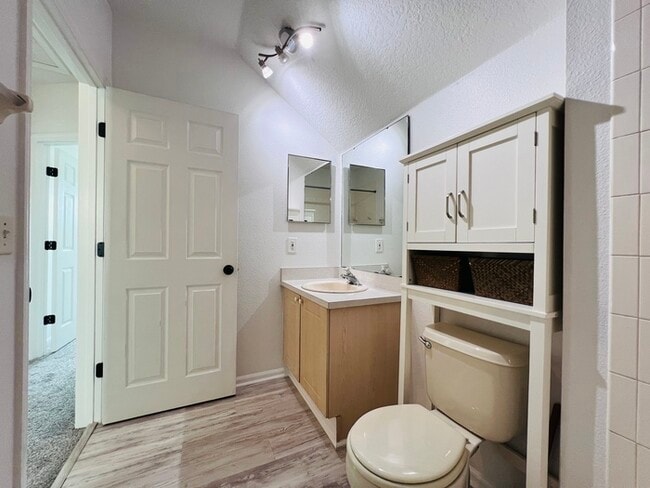 Building Photo - Beautifully Updated 4 bed 2 bath 2 car gar...