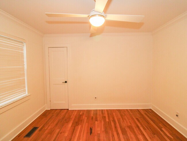 Building Photo - Downtown Athens! Walk to Athens State University! Lawn Care included!