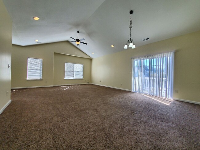 Building Photo - Move-In Ready 3BR Home with Great Living S...