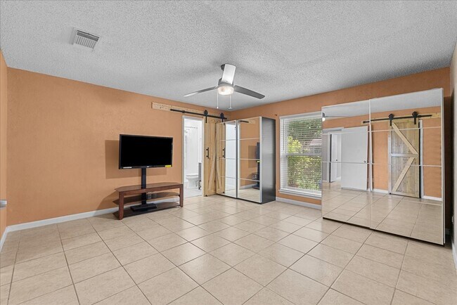 Building Photo - 883 Silverpines Rd