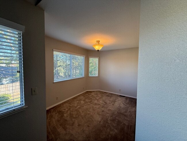 Building Photo - 4-bedroom plus a loft on a court in Escalon!