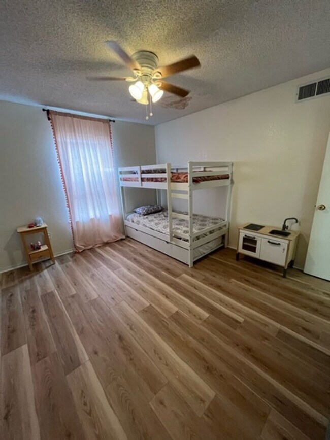 Building Photo - Great 3 bedroom 2 bath home!