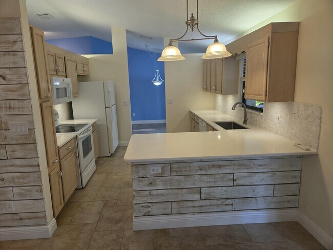Building Photo - 142 Queens Ln