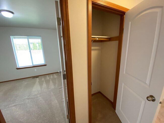 Building Photo - 3 Bedroom Home on Cul-De-Sac for Rent!