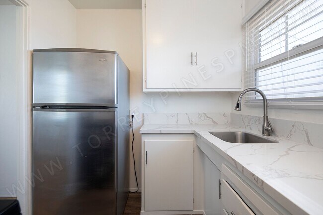 Building Photo - Upstairs Two Bedroom with Lots of Light in Great Pacific Beach Location!