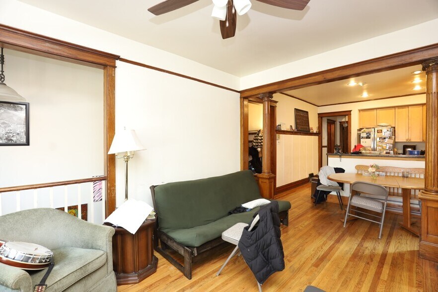 Building Photo - 2774 N Kenmore Ave