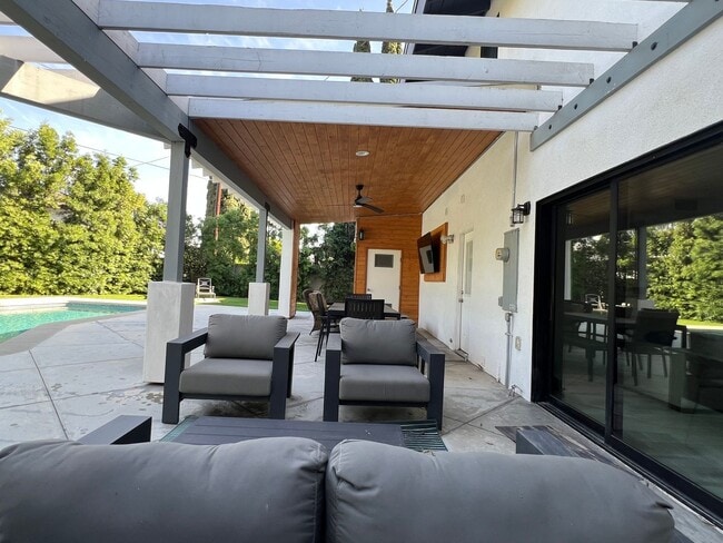 Building Photo - Beautifully Upgraded 5 Bed 4 Bath Orange Pool Home