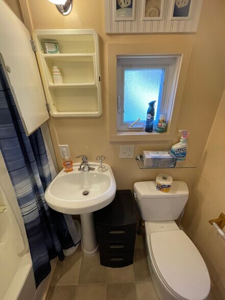 bathroom - 38B Warren Ave