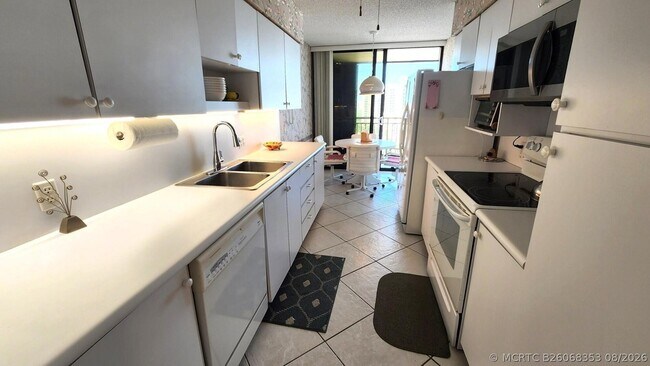 Building Photo - 3400 N Ocean Dr