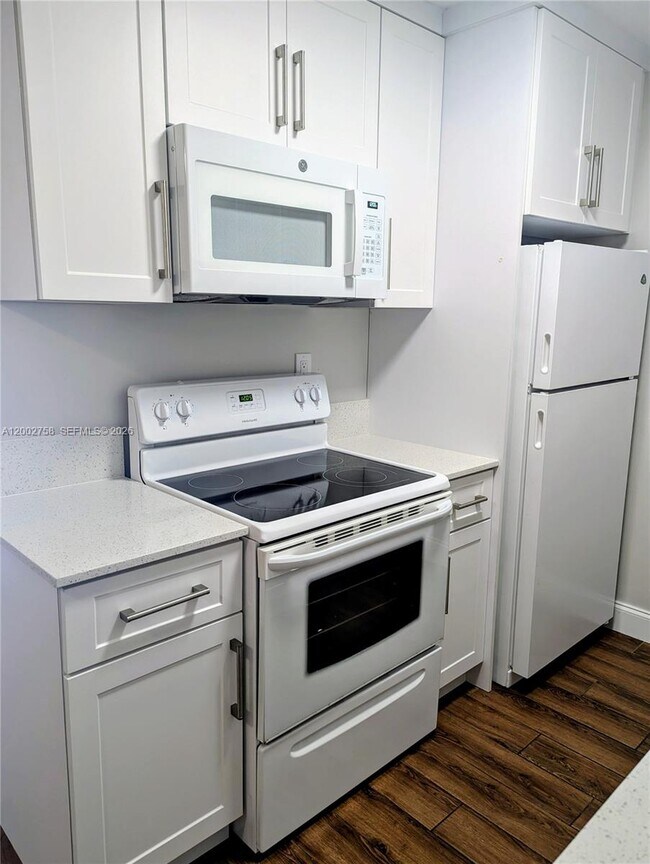 Building Photo - 7160 Fairway Dr