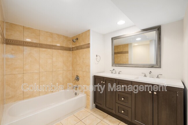 Building Photo - 2421 Franklin St NE