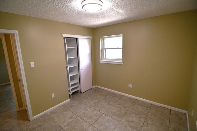 Building Photo - 3 bedroom, 1.5 bath home in quaint, well m...