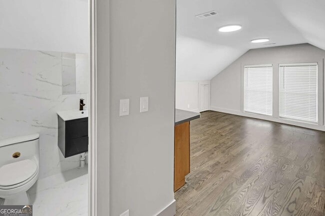 Building Photo - 1887 Shalimar Dr NE