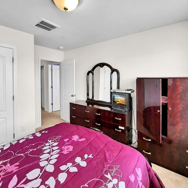 Building Photo - Stately End Unit 3-Level Townhome, 3 Bedro...