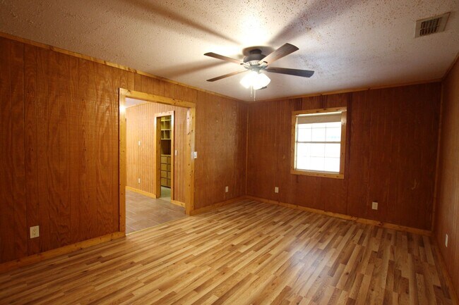 Building Photo - Coming Soon! 3 Bedroom 2 Bath in Bullard! Large Shop!
