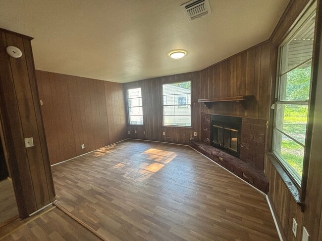 Building Photo - Charming 2 bedroom