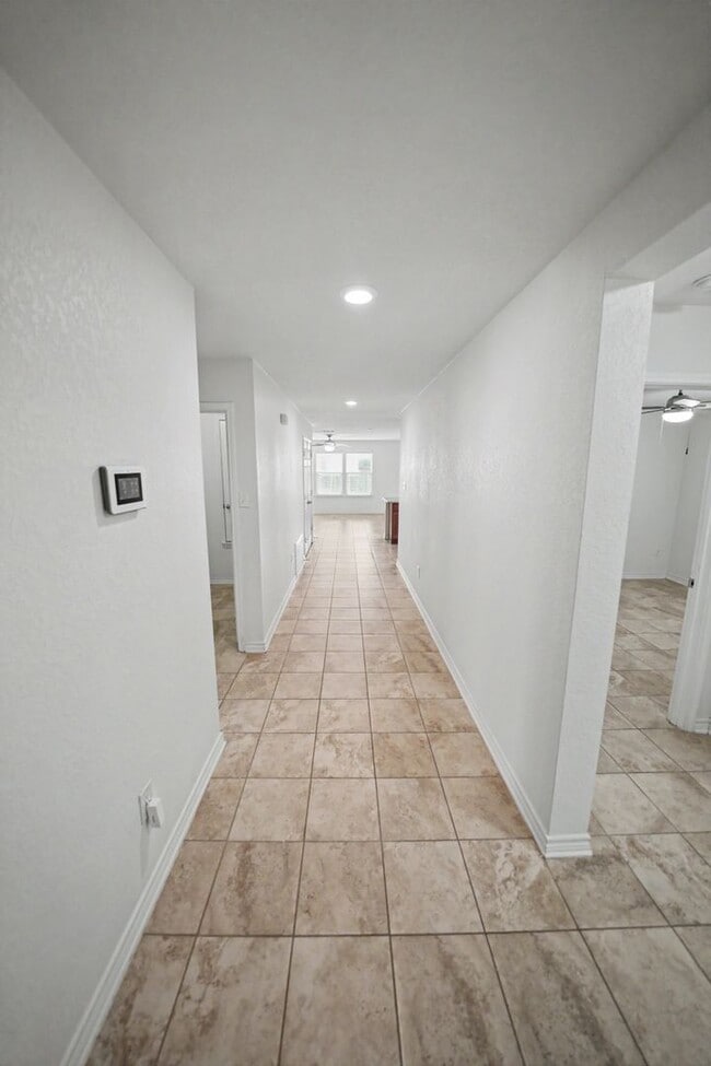 Building Photo - Stylish 3BR + Flex Home with Solar Near Randolph AFB - Realtor Commission: $500