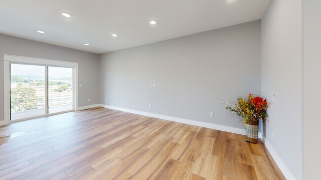 Building Photo - 1211 Hedge Ave
